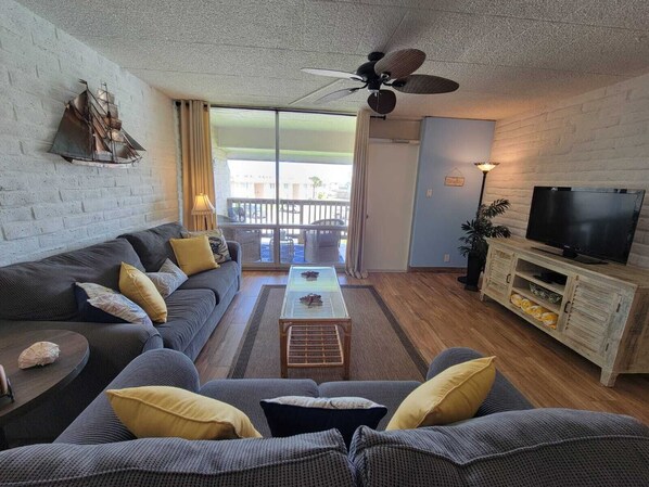 Smart TV - King 1bd/1ba Condo w/ Pool View & Beach Access (Port Aransas)