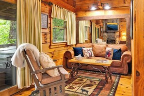 TV, caminetto, libri