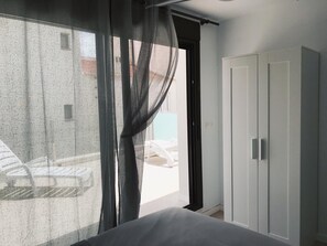 4 habitaciones, tabla de planchar con plancha, wifi y ropa de cama 