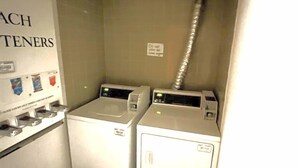 Ein Waschraum mit zwei Waschmaschinen und einem Waschbecken.
