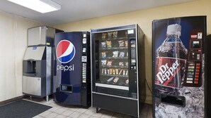 Ein Automatenbereich mit Pepsi- und Dr. Pepper-Getränkeautomaten, einem Wassenspender und einem Kühlschrank.