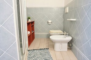 Shower, hair dryer, bidet, toilet paper - Libeccio | Relax Terrace 30m from the beach (Isola Rossa)