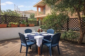 Outdoor dining - Libeccio | Relax Terrace 30m from the beach (Isola Rossa)