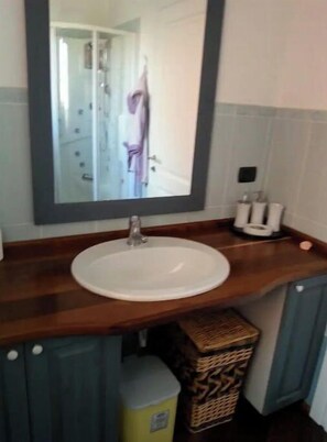 Dusche, Whirlpool, Haartrockner, Bidet
