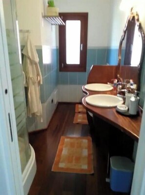 Doccia, vasca idromassaggio, asciugacapelli, bidet