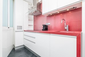 Réfrigérateur, micro-ondes, four, cafetière/bouilloire