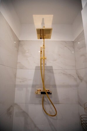 Shower, hair dryer, towels, soap - COLISEUM IMPERIAL SUITE (Roma)