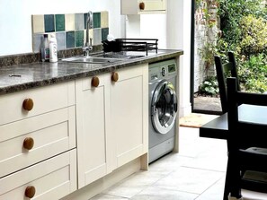 ثلاجة، ميكروويف، فرن، موقد طهي مسطح