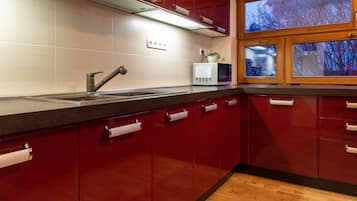 Frigorífico, microondas, horno y placa de cocina