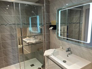 Luxury Double Room, Ensuite, Courtyard View (Chambre Prestige) | Bathroom