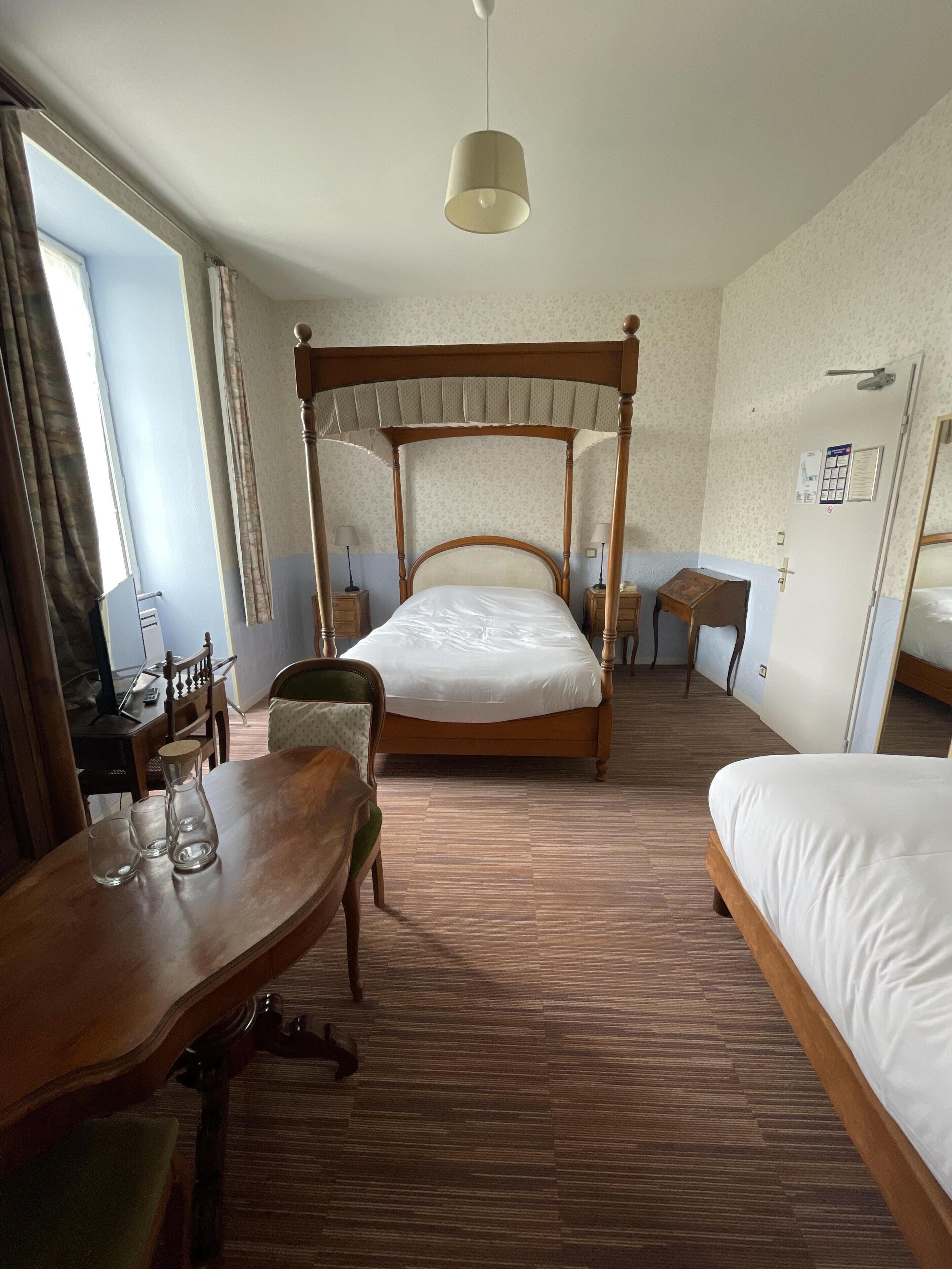 Tremannsrom – luksus, eget bad, bakgårdsutsikt (Chambre Prestige)