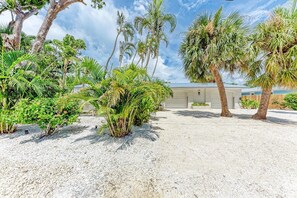 Property grounds - Mia Bella walk to beach on canal, 2 king suites (Anna Maria)