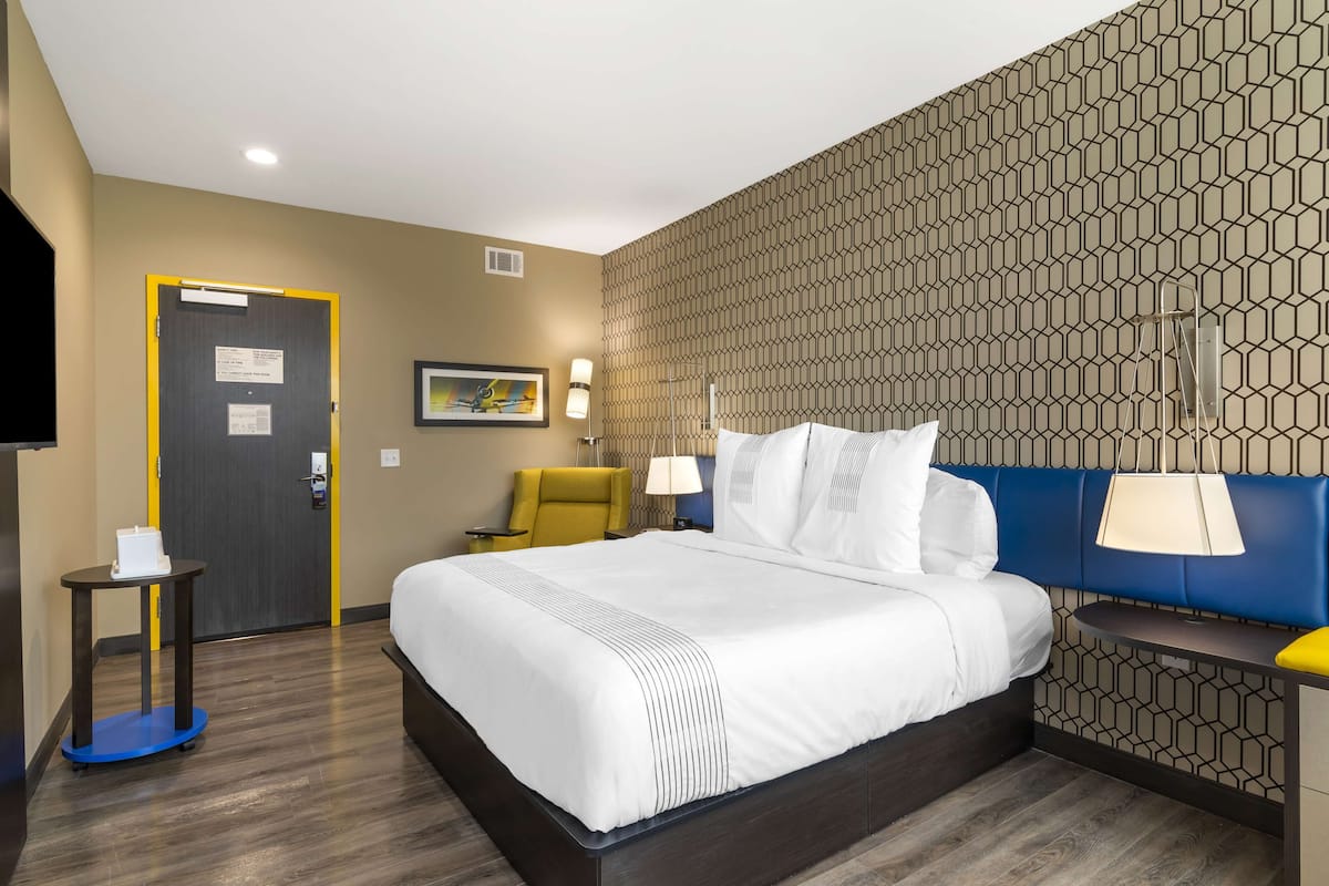 Standard Room, 1 King Bed, Non Smoking, Refrigerator & Microwave (Shower Only) | Desk, laptop workspace, bed sheets