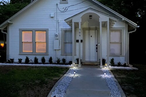 Tyler's Texas Rose, a beautiful 2BR/1BA house with back yard
