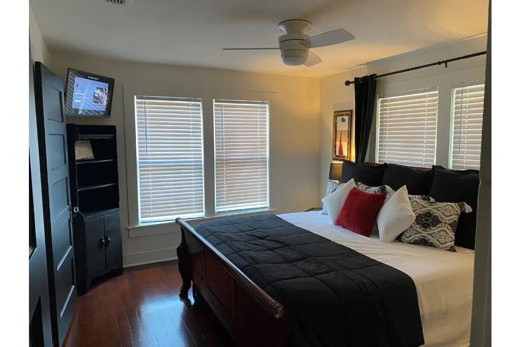 Tyler's Texas Rose, a beautiful 2BR/1BA house with back yard