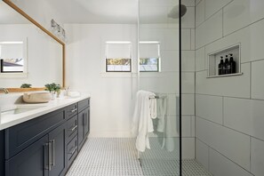 Badewanne, Haartrockner, Handtücher, Seife