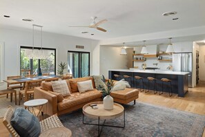 Smart TV, fireplace - Luxury Modern Farmhouse w/ Views+Hot Tub+2 Suites (Canyon Lake)