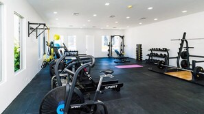 Fitness facility - Luxury 1Bdr Waterfront Apt w/ Pool, Hot Tub+ Gym (West Bay)