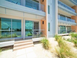 Exterior detail - Luxury 1Bdr Waterfront Apt w/ Pool, Hot Tub+ Gym (West Bay)