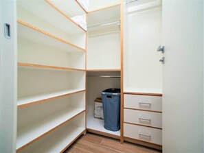 Interior - Luxury 1Bdr Waterfront Apt w/ Pool, Hot Tub+ Gym (West Bay)