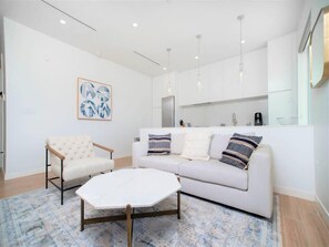 TV, offices - Luxury 1Bdr Waterfront Apt w/ Pool, Hot Tub+ Gym (West Bay)