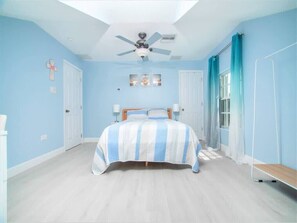 4 bedrooms, iron/ironing board, WiFi, bed sheets - Luxury 4 Bdr Ocean View Home w/ Pool + Hot Tub (East End)