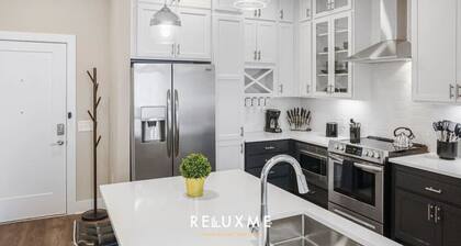 Reluxme | Uptown 2BR Condo w/King Beds & Parking