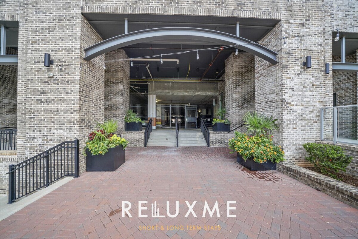 Reluxme | Uptown 2BR Condo w/King Beds & Parking
