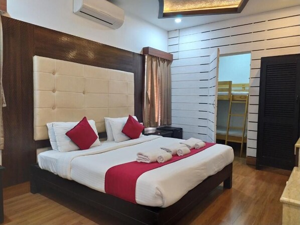 Egyptian cotton sheets, premium bedding, memory-foam beds, desk - HOTEL GRAND PARKWAY (Chennai)