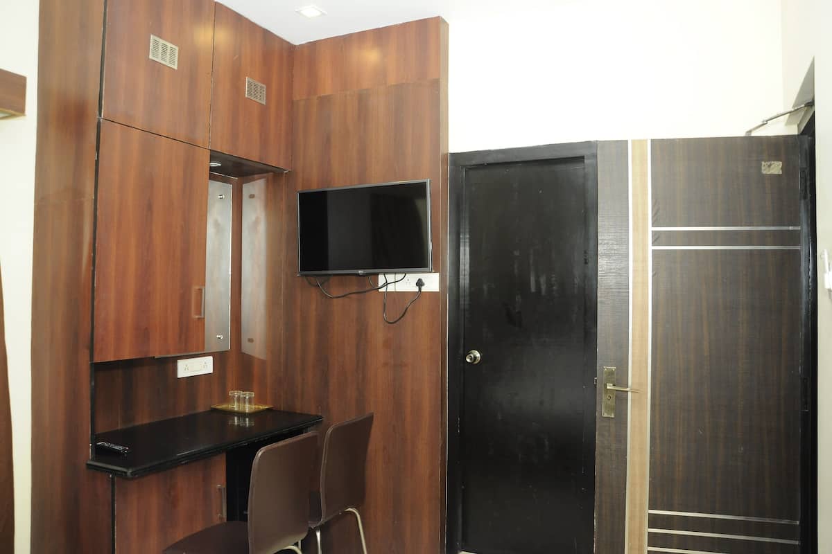 Kamar Double Grand | Seprai katun Mesir, seprai premium, busa memori, dan meja kerja