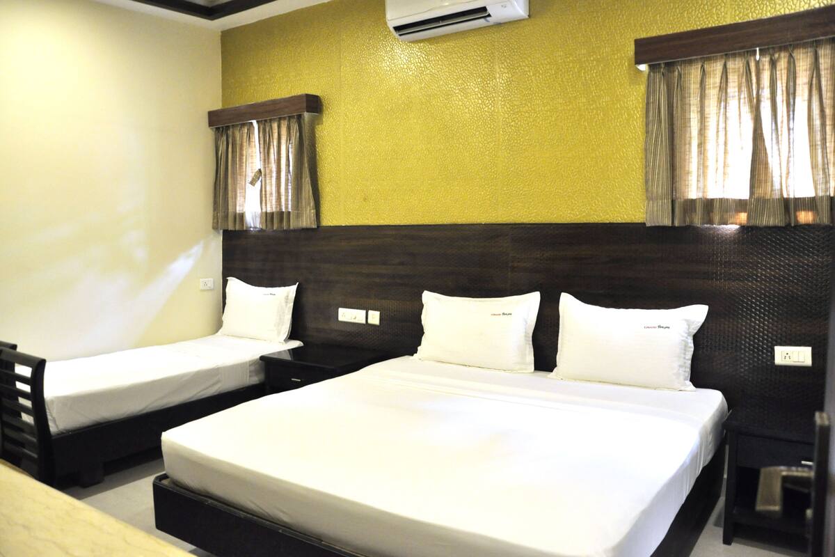 Kamar triple Grand | Seprai katun Mesir, seprai premium, busa memori, dan meja kerja