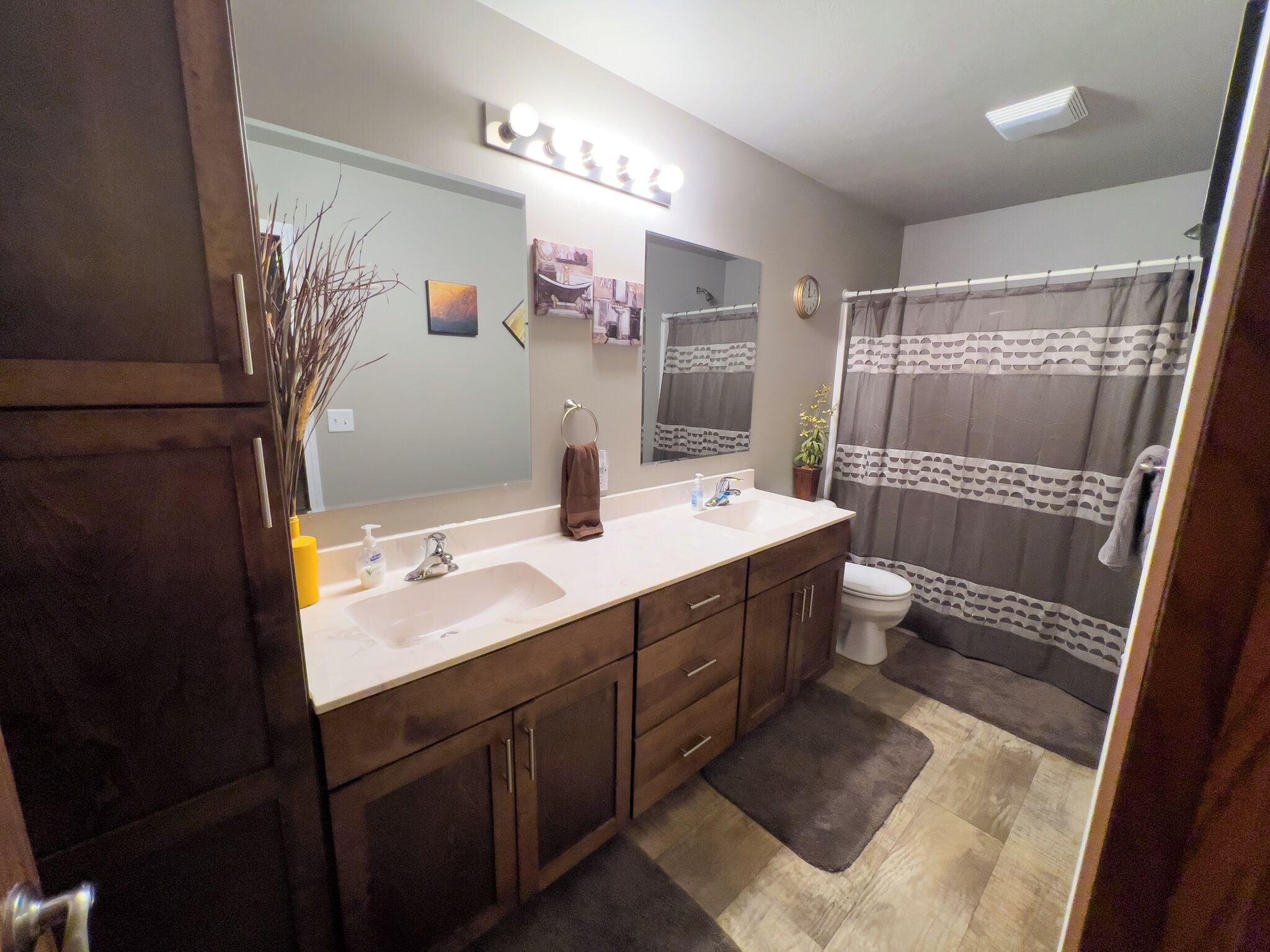 Combined shower/bathtub
