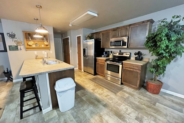 Spisebord og kjøkkenøyer