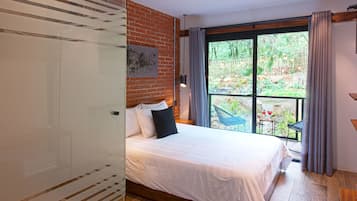 Habitación estándar, 1 cama Queen size, balcón, vista al jardín | Ropa de cama de alta calidad y camas con efecto memoria