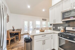 Jääkaappi, mikroaaltouuni, uuni, liesi