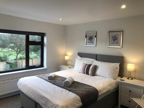 5 Schlafzimmer, Schreibtisch, Bügeleisen/Bügelbrett, kostenloses WLAN