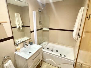 Ducha, secador de pelo, bidé y toallas