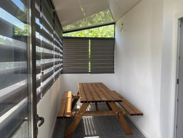 Outdoor dining - Ideal cocooning n'est for family (Uzèr)