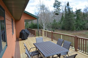 Outdoor dining -  Northwoods 3 bed/2 bath Cabin Retreat with NEW HOT TUB & 2 Canoes! (Eagle River)