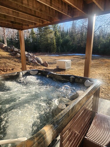 Northwoods 3 bed/2 bath Cabin Retreat with NEW HOT TUB & 2 Canoes!