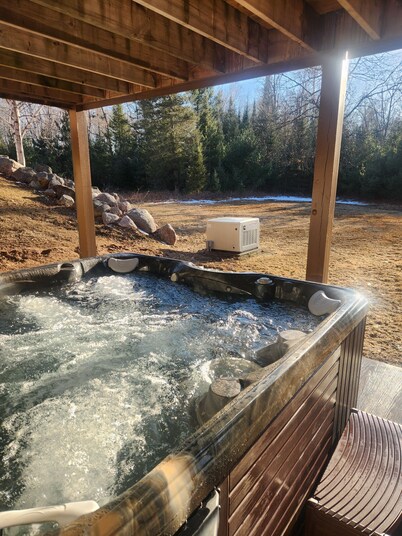  Northwoods 3 bed/2 bath Cabin Retreat with NEW HOT TUB & 2 Canoes!