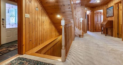 Luxury 8BR Ski In/Out Okemo Chalet on Sachem Trail Sleeps 22 Adults