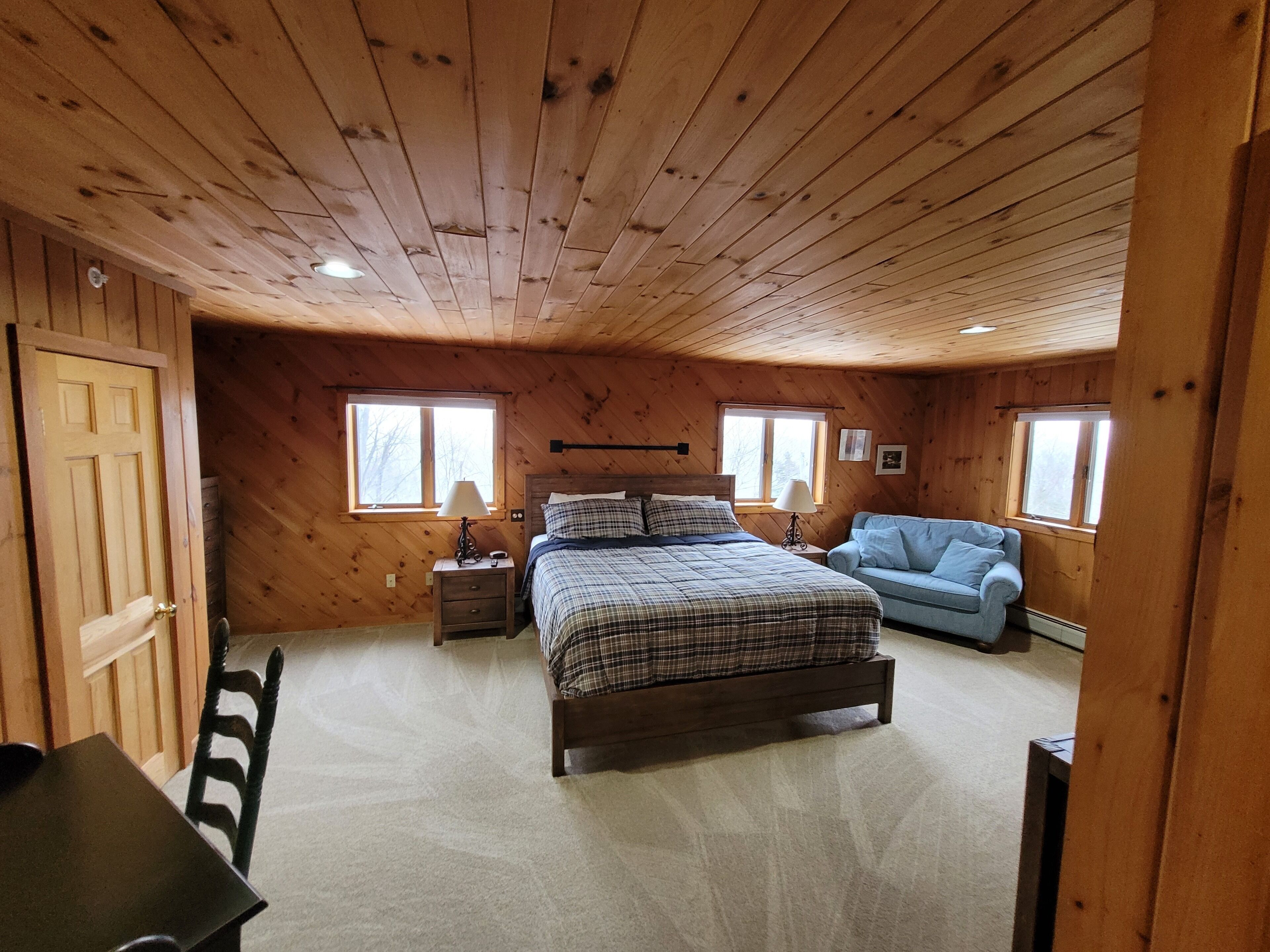 8 bedrooms, desk, iron/ironing board, travel crib