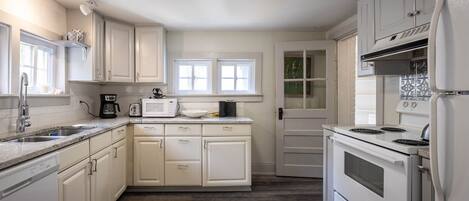 冷蔵庫、電子レンジ、オーブン、コンロ