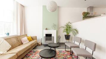 Een smart-tv en een open haard