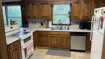 KylskÄp, mikrovÄgsugn, ugn och spishÀll