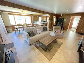 Smart TV, fireplace, DVD player - Best View in Bat Cave (Hendersonville)