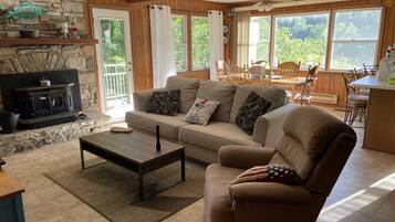 Smart-tv, eldstad och dvd-spelare