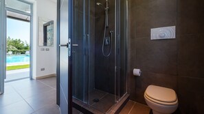 Tina, secadora de cabello, bidet, toallas