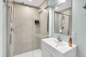 Shower, hair dryer, towels, soap - Niagara Falls Retreat: Walk to the Wonders (Niagara Falls)